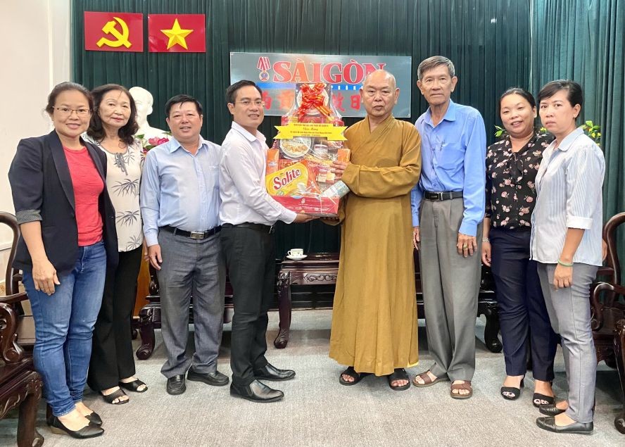 文忠孝编委（左四）接受两单位赠送祝贺礼物。