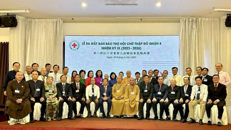 第八郡红十字会第九届辅助会成员合照。