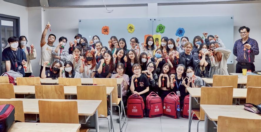 大学生们开开心心拿着自己制作的香囊和陈志明讲师合照留念。（图：陈镇南）