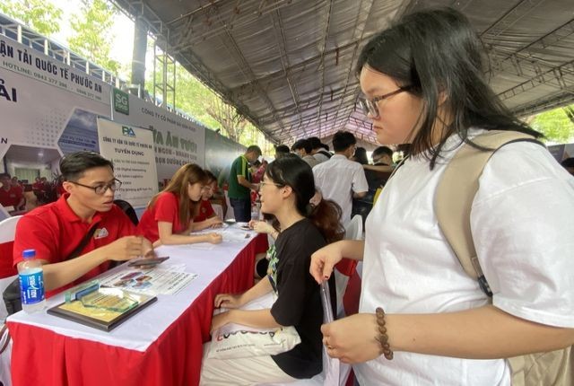 在向公司应聘前，Z世代要仔细了解劳动合同内容。