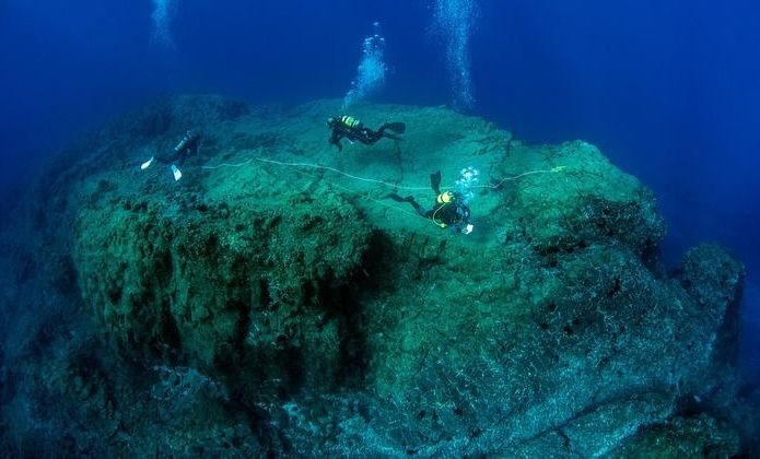 一组科学潜水夫在葡萄牙马德拉港圣港的海底评估海洋生物多样性。（图：联合国）