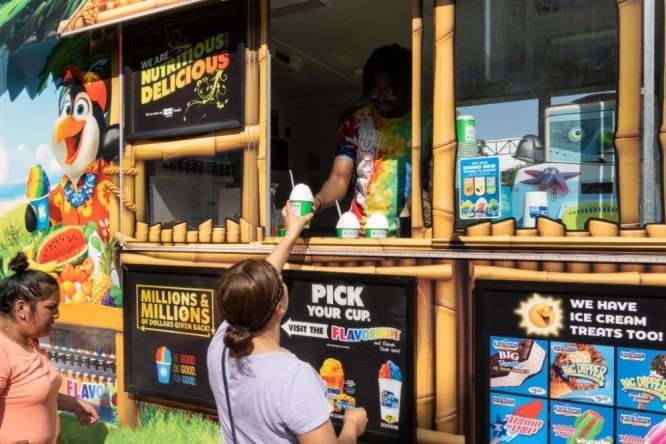 6月15日，人们在美国休斯敦市购买冷饮。（图：新华社）