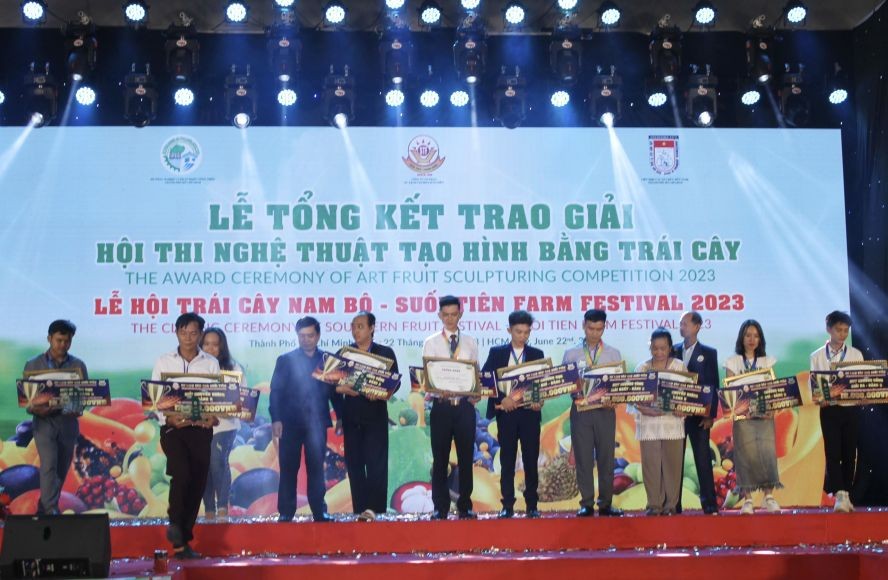 组委会向水果艺术造型的艺人颁奖。