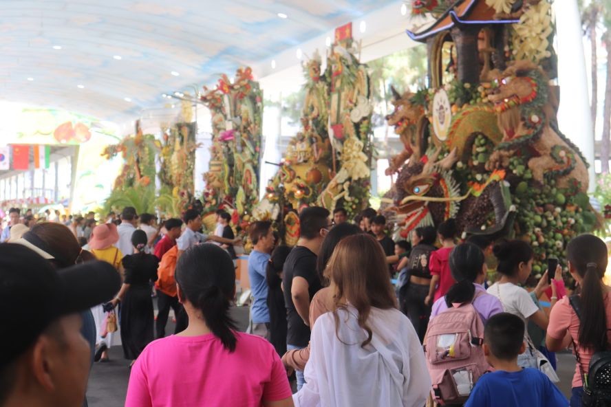 游客参观仙泉水果艺术造型作品。