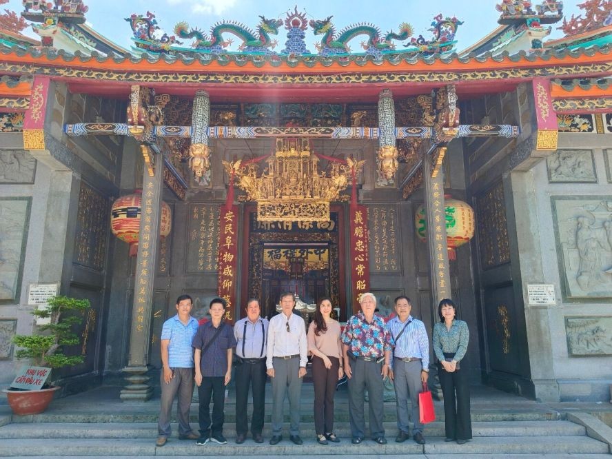 越南文体与旅游部文化遗产局局长黎氏秋贤（左五）和考察团与义安会馆理事代表合照留念。