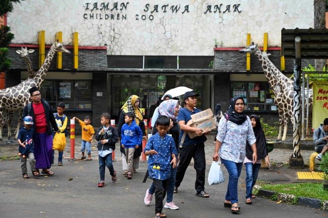 图为人们在印度尼西亚雅加达的拉古南动物园参观。（图：新华社）