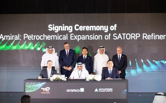 当地时间6月24日，现代建设公司与沙特阿美签署“Amiral”石化设施项目合同。图为签约现场。 （图：韩国国土交通部）