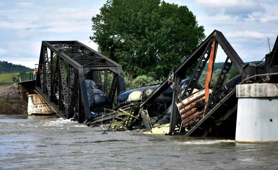 美国蒙大拿州斯蒂尔沃特县火车脱轨事故现场。（图：互联网）