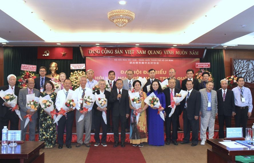 市越—中友好协会新届执委会由守德市委书记阮友协（前排中）任主席。