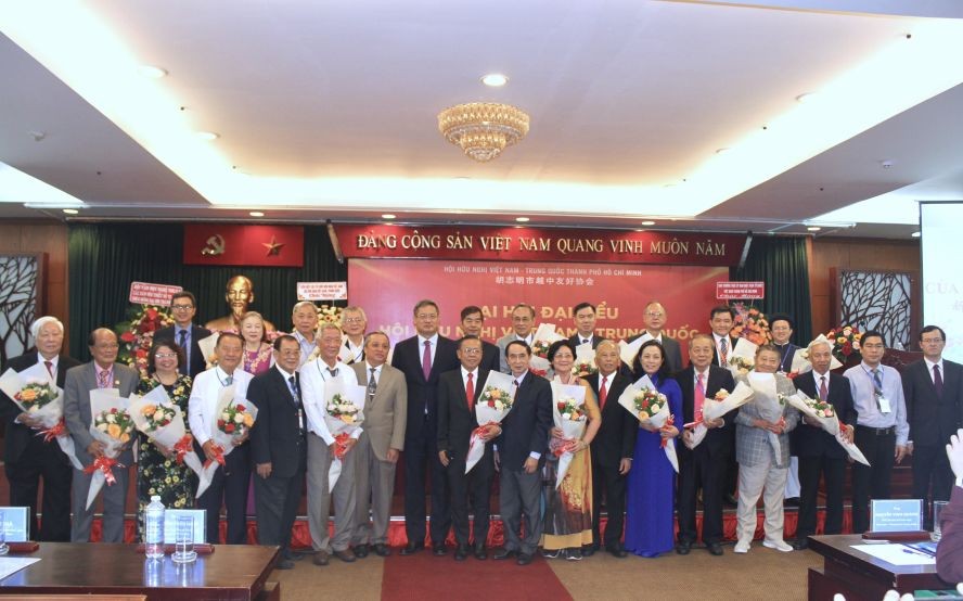 中央越—中友好协会副主席阮荣光与中国驻胡志明市总领事魏华祥祝贺市越—中友好协会新届执委会。