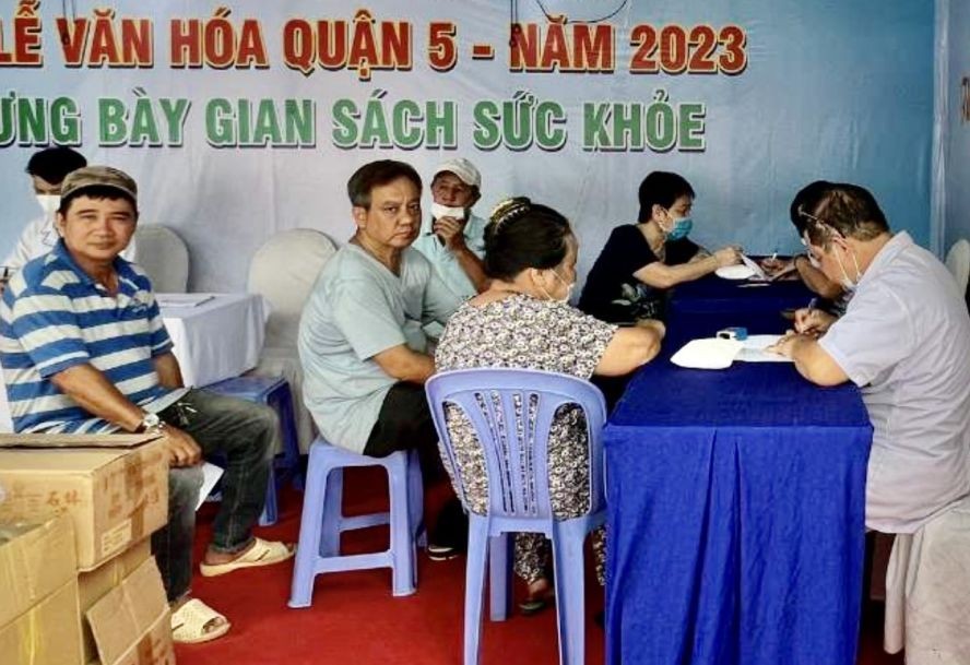 各医师为病人诊病。