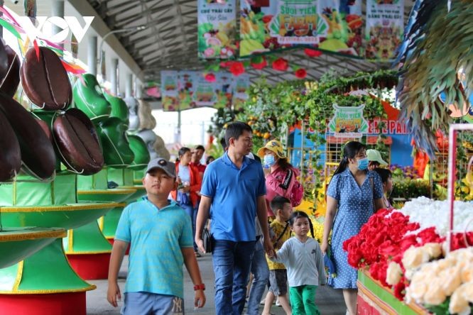 市民参观2023年南部水果盛会。