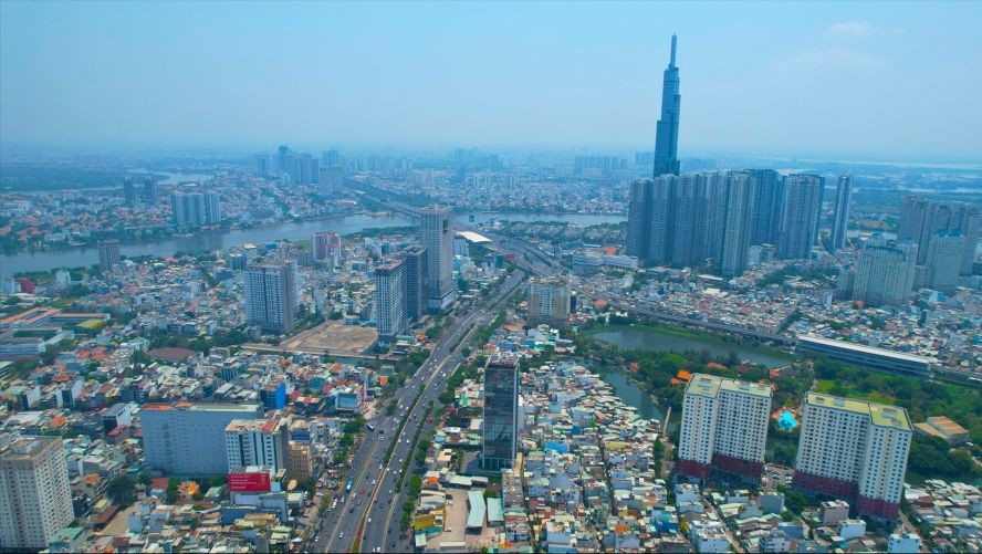 新《决议》获期待促使本市发展能与世界各个大城市并驾齐驱，成为亚洲经济、金融和服务中心。