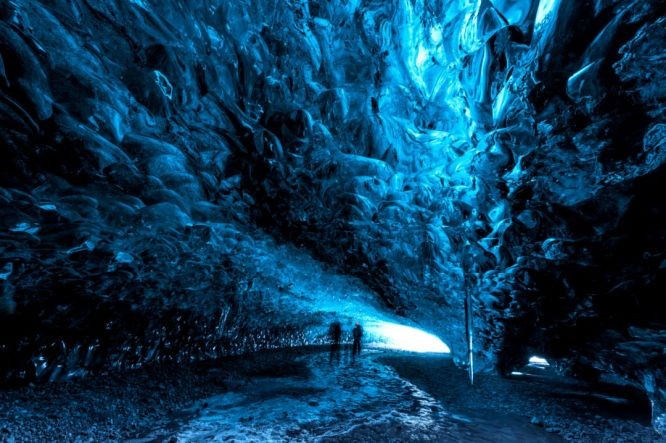 美丽神奇的蓝冰洞。 美丽神奇的蓝冰洞。