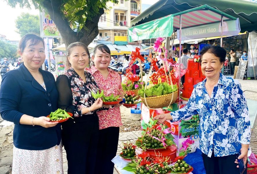 各代表参观“婚姻-槟榔蒌叶街”的经营户。