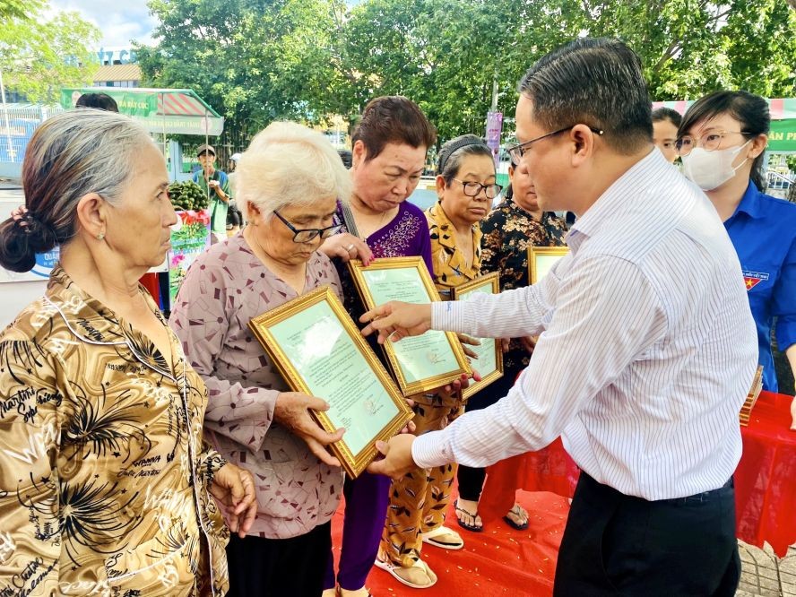 第二坊人委会主席阮玉忠向经营户颁发经营执照。