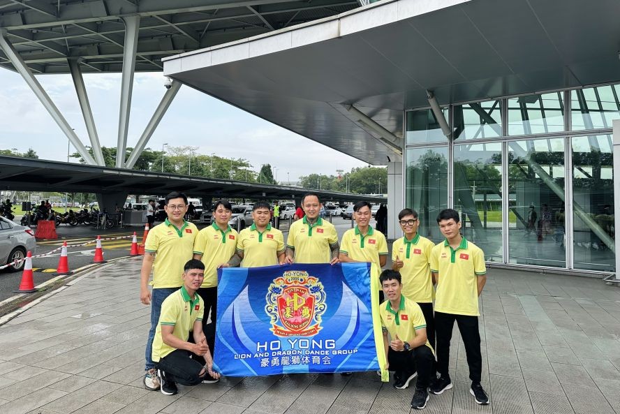 豪勇堂龙狮团启程前在机场合照。