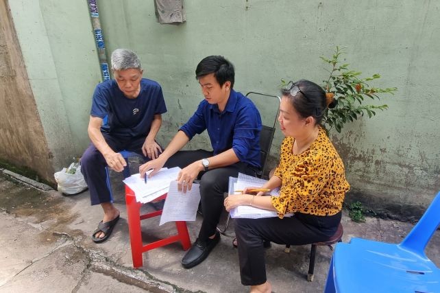 第五郡人委会组织考察团探访张大伯。