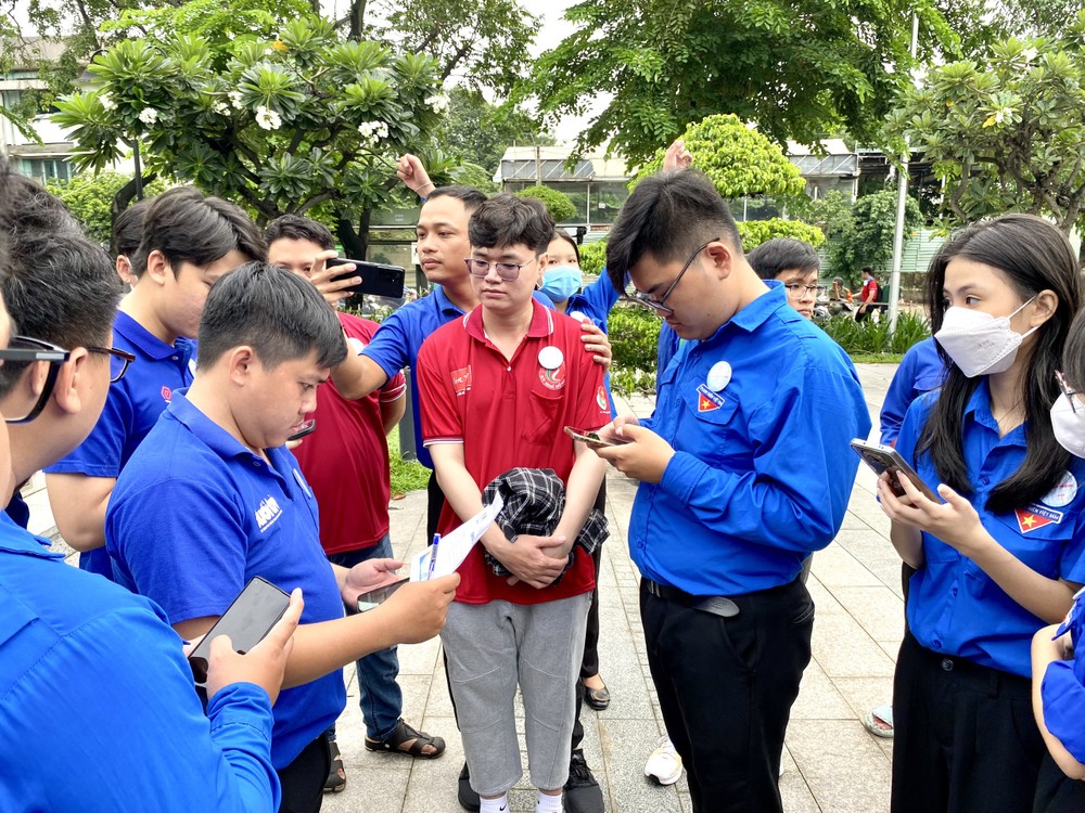 各团员正在扫二维码寻找地址。