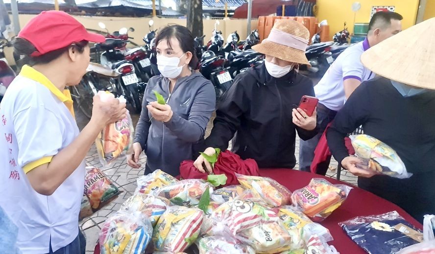 以树叶“购买”日用品与食物