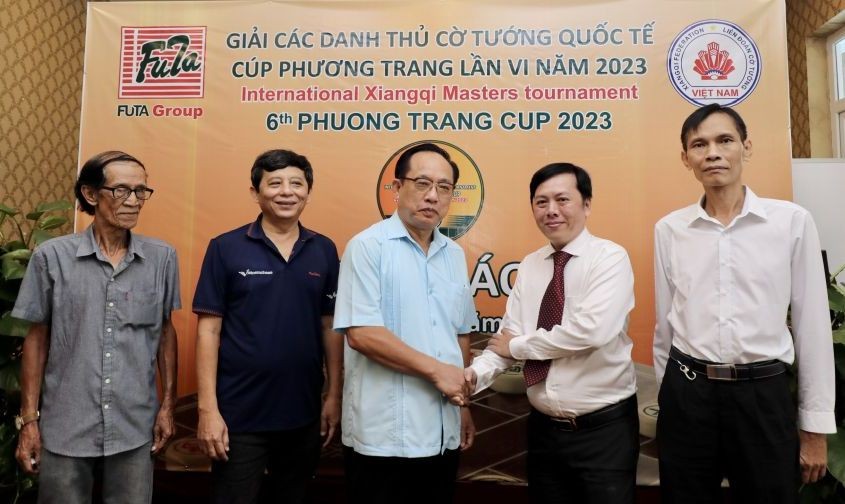 越南象棋联团秘书长范鸿青感谢赞助商芳庄公司。