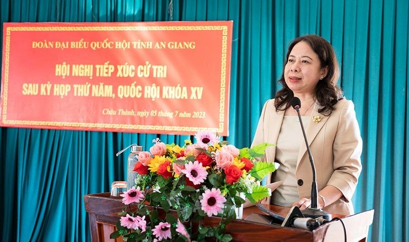 国家副主席武氏映春在选民接触会上发表讲话。