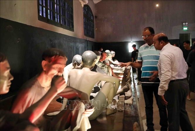 国际游客参观河内市火炉监狱遗址。（图：越通社）