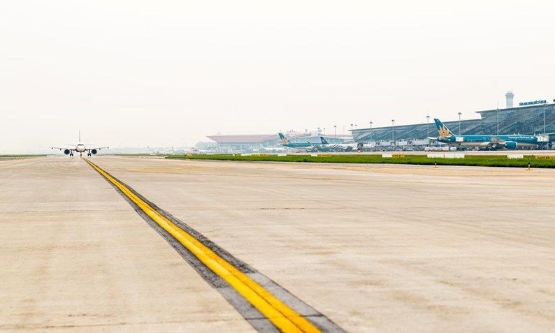 飞机进入停机坪的滑行道。（图：越通社）