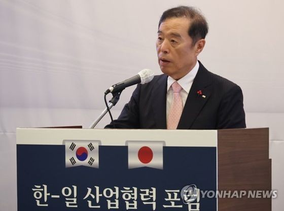 7月6日，在首尔汝矣岛全国经济人联合会会议中心，全经联代理会长金秉准在韩日产业合作论坛上致辞。（图：韩联社）