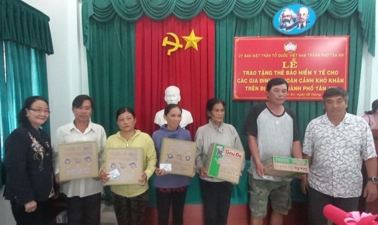 新安市华人与侨胞送医保卡