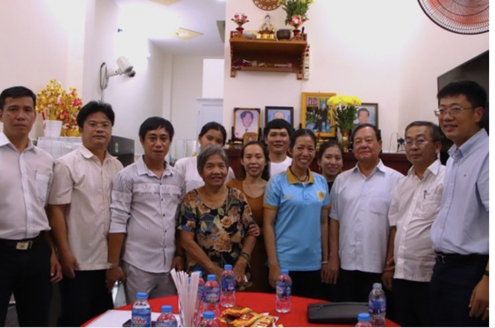 第八郡领导向李氏莲一户移交“温情屋”工程。