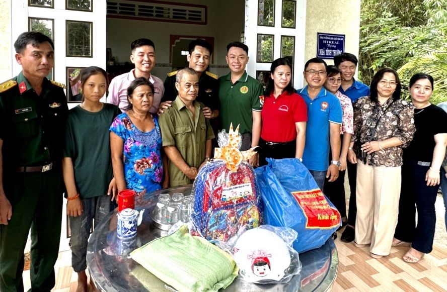 各单位代表向优抚家庭赠送礼物。