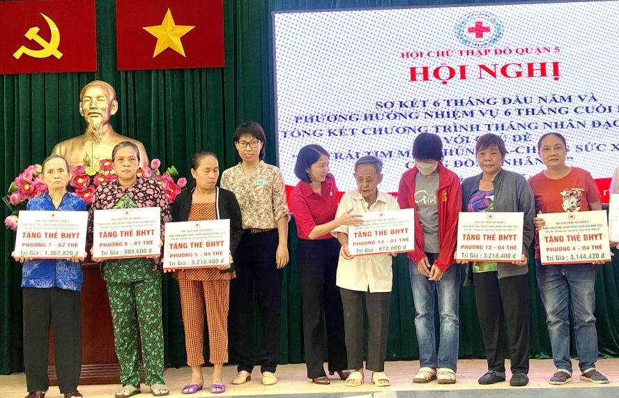 向贫困人家赠送医保卡。