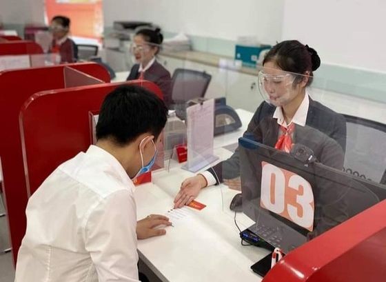 银行工作人员向客户提供服务。