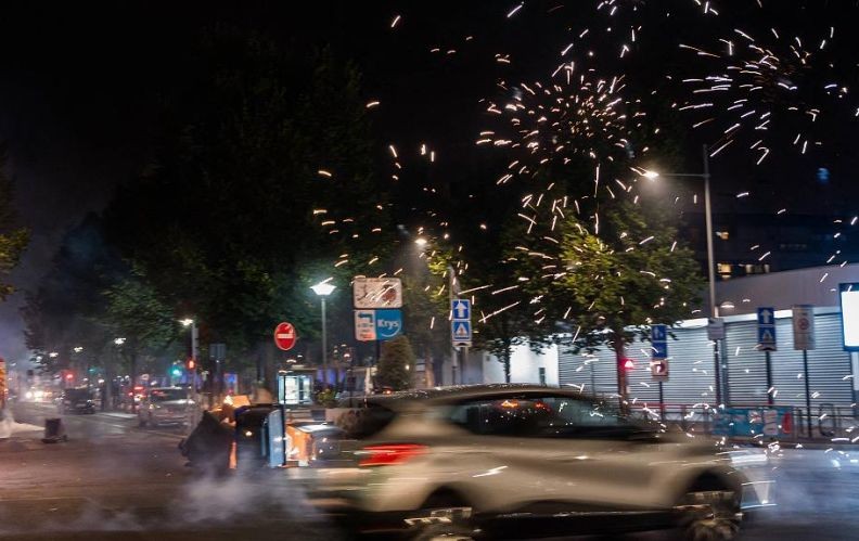 当地时间2023年6月29日，法国巴黎阿让特伊，一名少年在巴黎郊区楠泰尔的一次警察交通拦截中被枪杀三天后，抗议活动爆发。（图：Getty Images）