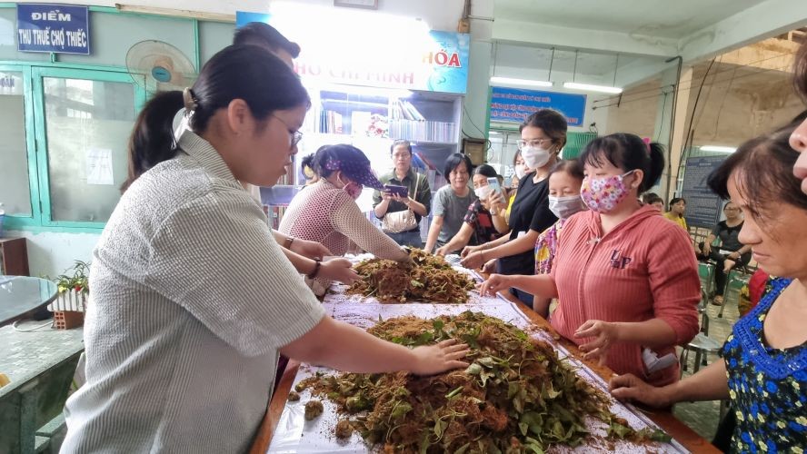 用废弃蔬菜堆肥制作有机肥料