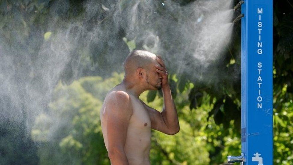 一名男子在温哥华的一个喷雾处消暑。（示意图：路透社）