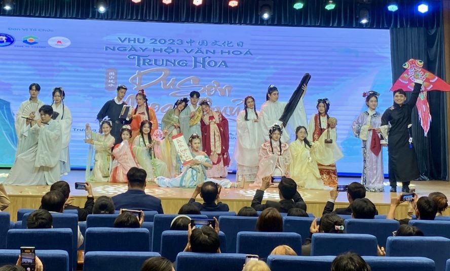 中国各朝代演变的精彩服饰表演。