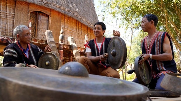 村长老克晓向年轻人传授锣钲文化。