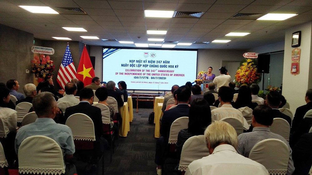 市各友好组织联合会举行的美国独立日247周年纪念聚会现场。（图：市各友好组织联合会）