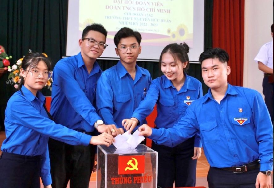 陈达康(左二)在学校共青团大会上投票。 陈达康(左二)在学校共青团大会上投票。