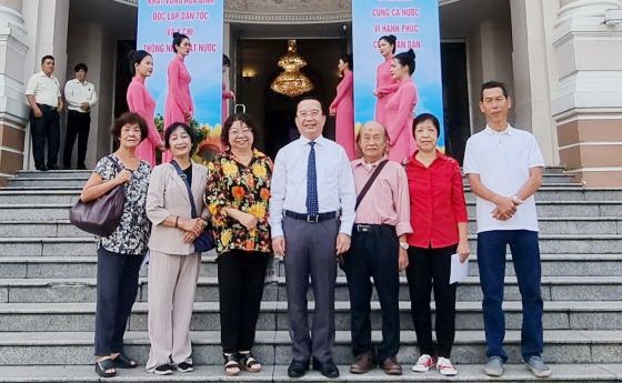 市各民族文学艺术协会与各分会代表在市立大戏院前留影。