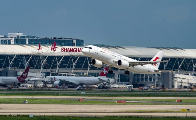 16日上午第二架国产C919大型客机从上海浦东国际机场调机飞往上海虹桥国际机场，正式“入列”东航机队。（图：互联网）