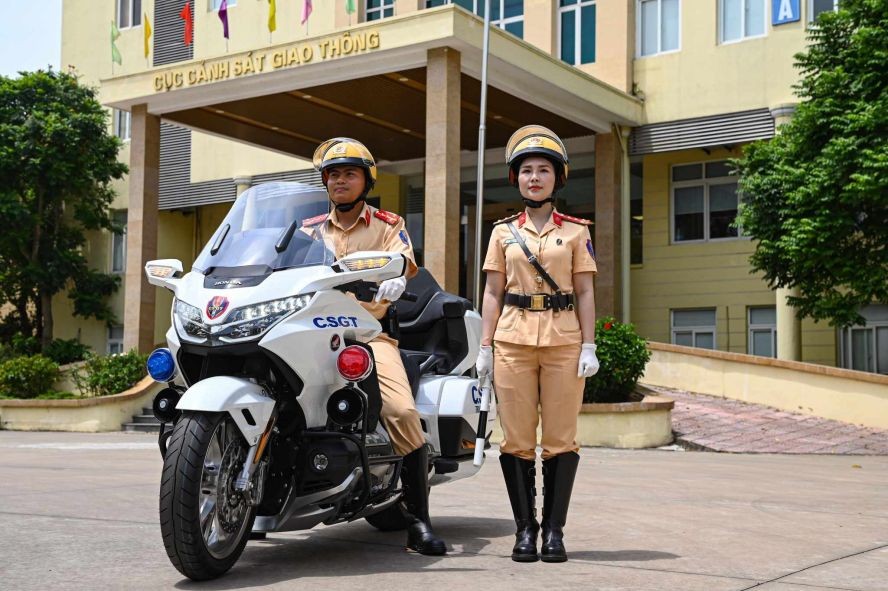 公安力量接收金翼摩托车