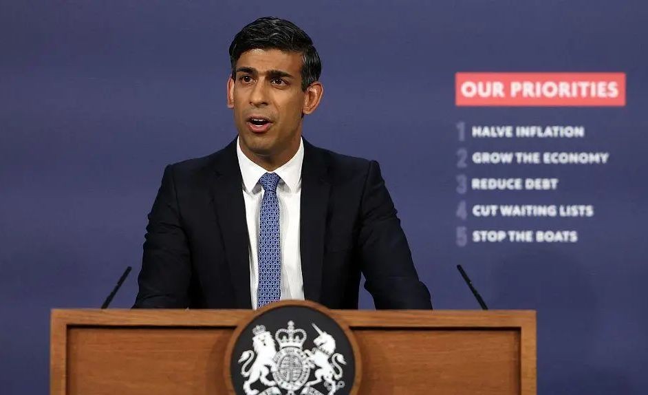 当地时间2023年7月13日，英国伦敦，英国首相苏纳克在唐宁街9号举行的新闻发布会上就公共部门薪酬问题发表讲话。（图：Getty Images）