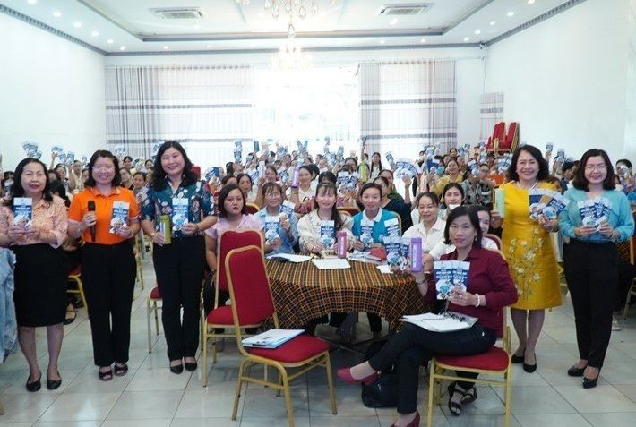 越南妇女联合会南部工作处代表与安江省妇女联合会配合举办为民众提高法律知识的活动。