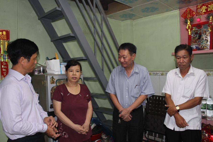 市郡领导和庆云南院住持周华邦参观新屋。