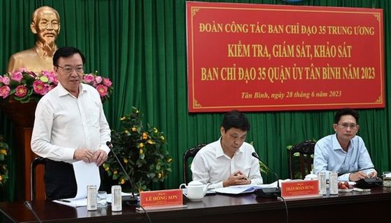 黎鸿山同志与中央第35号指委会工作团在新平郡郡委第35号指委会进行检查、监察、考察活动。