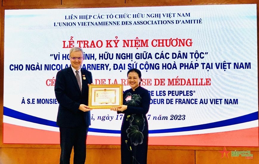 法驻越大使获颁赠纪念章
