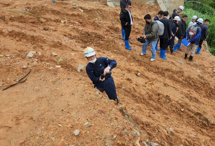 日本专家勘察大勒市山体滑坡现场。（图：TTO）